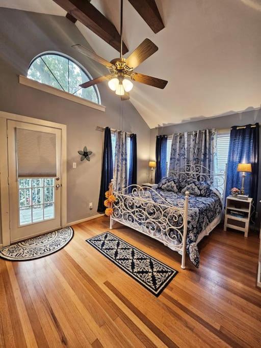 Secluded Two Story Country Style Loft With Balcony Vila Houston Exterior foto